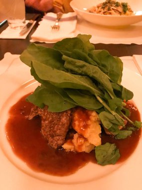 Izgara Bonfile madalyon ile püre ve roka ya da roket Fransız restoranında sunulan bırakır. Organik gurme gıda.