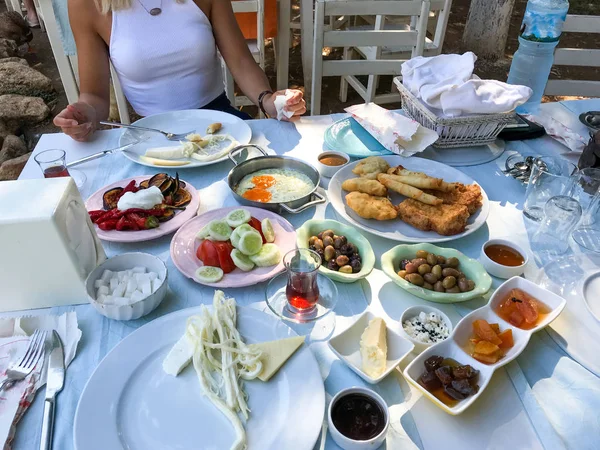 Tureckie Śniadanie Stół Ogrodzie Poza Tradycyjne Potrawy — Zdjęcie stockowe