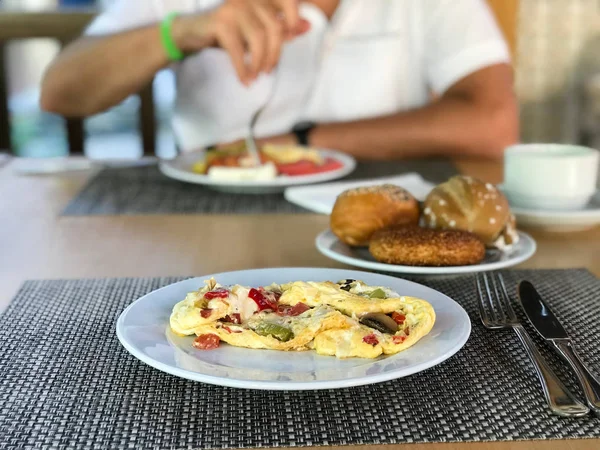 Omelette Champignons Aux Légumes Mélangés Servie Restaurant Hôtel Vacances — Photo