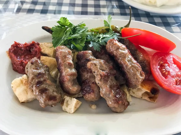 Türkischer Tekirdag Oder Ingol Kofte Mit Brot Kofta Mit Pide — Stockfoto