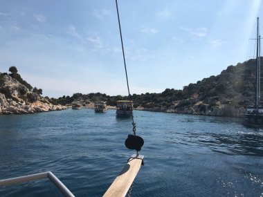 Antalya, Türkiye - 23 Şubat 2018: Batık şehir, Kekova Antalya Kastamonu ilinin turqouise deniz kayalar ve antik kenti denizden Üçağız bay görünümünde