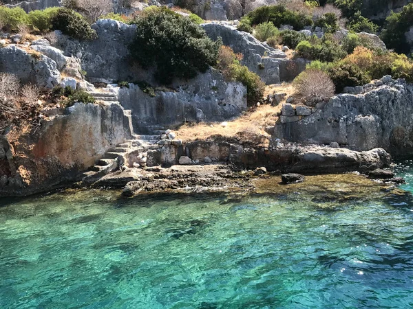 カヤキョイ Kekova Simena フェティエ ムーラ サンケン Turqouise 海岩とトルコのアンタルヤ州海から Ucagiz 湾ビューでケコバの都市 — ストック写真