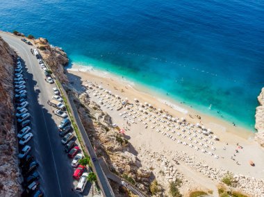 Kaputaş Plajı dağ yolu Türk Akdeniz kıyılarında Antalya ili kaş hava görünümünü / Türkiye. Türkiye'de tatil.