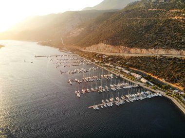 Kaş Marina Dock Pier ile küçük tekneler ve yatlar Antalya Türkiye'de hava dron görünümü. Türkiye'de tatil