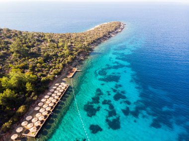 Yarımada plaj koy şezlong mavi deniz ve Bodrum Yali Türkiye'de hava görünümünü. Tatil