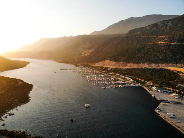 Kaş Marina Dock Pier ile küçük tekneler ve yatlar Antalya Türkiye'de hava dron görünümü. Türkiye'de tatil