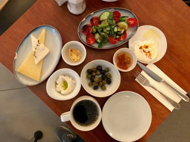 Bergamotsh reçel, haşlanmış yumurta, peynir, biber ezmesi, zeytin ve Lor peyniri peynir ile Türk kahvaltı servis ile çay / kahve restoranda. Organik gıda.