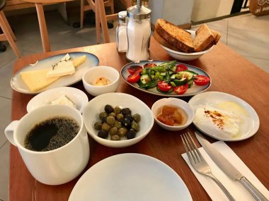 Bergamotsh reçel, haşlanmış yumurta, peynir, biber ezmesi, zeytin ve Lor peyniri peynir ile Türk kahvaltı servis ile çay / kahve restoranda. Organik gıda.