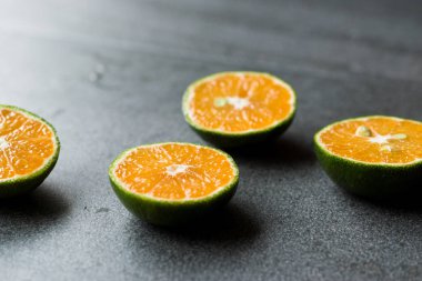 Ahşap kase yeşil mandalina mandalina ikiye ayırmak. Organik gıda.