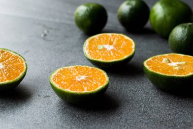 Ahşap kase yeşil mandalina mandalina ikiye ayırmak. Organik gıda.