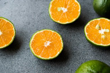 Ahşap kase yeşil mandalina mandalina ikiye ayırmak. Organik gıda.