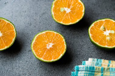 Ahşap kase yeşil mandalina mandalina ikiye ayırmak. Organik gıda.