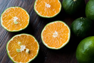 Ahşap kase yeşil mandalina mandalina ikiye ayırmak. Organik gıda.