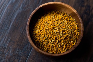 Arı polen tohumları cam kase içinde kavanoz. Organik ürün / sinem