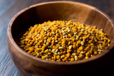 Arı polen tohumları cam kase içinde kavanoz. Organik ürün / sinem