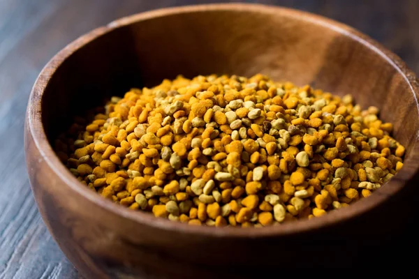 Arı polen tohumları cam kase içinde kavanoz. Organik ürün / sinem