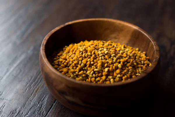 Arı polen tohumları cam kase içinde kavanoz. Organik ürün / sinem