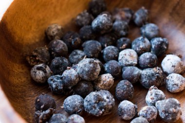 Siyah ham Tapioca Pearls ahşap kase. Organik ürün.