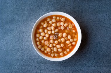 Etli yemek nohut. / Dana eti tas hamsi. Geleneksel gıda.