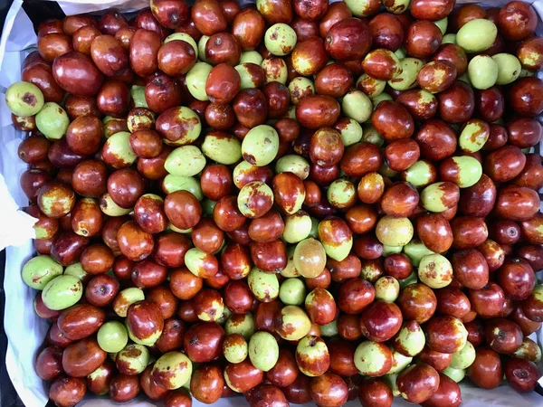 ボックスで有機赤と緑ナツメ果物 有機食品 — ストック写真