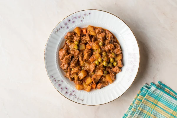 Türkischer Traditioneller Dönerspieß Mit Kartoffeln Erbsen Und Tomaten Einem Weißen — Stockfoto