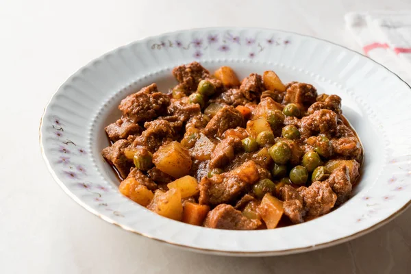 Türkischer Traditioneller Dönerspieß Mit Kartoffeln Erbsen Und Tomaten Einem Weißen — Stockfoto