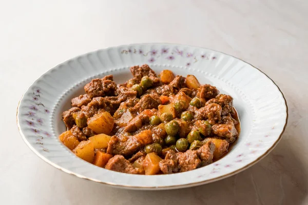 Turco Tradicional Kebab Con Papa Guisante Tomate Plato Blanco Estofado — Foto de Stock