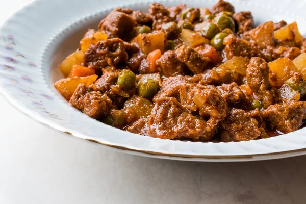 Türkischer Traditioneller Dönerspieß Mit Kartoffeln Erbsen Und Tomaten Einem Weißen — Stockfoto