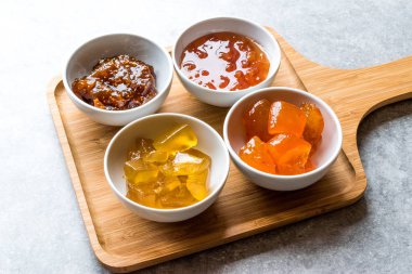 Çeşitli seramik kase meyve reçel incir, ayva, Bergamot narenciye, karpuz içinde ahşap tepsi / marmelat. Organik gıda.