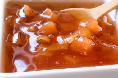 Ev yapımı ayva reçeli kare seramik kase / marmelat görünümü kapatın. Organik gıda.