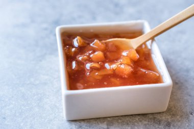 Ev yapımı ayva reçeli kare seramik kase / marmelat. Organik gıda.