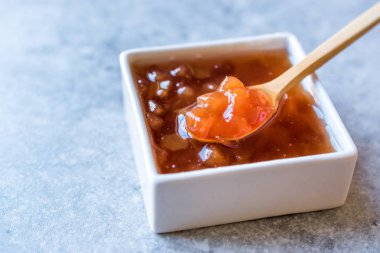 Ev yapımı ayva reçeli kare seramik kase / marmelat. Organik gıda.