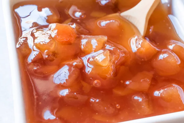 Ev yapımı ayva reçeli kare seramik kase / marmelat görünümü kapatın. Organik gıda.