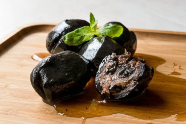 Türk tatlı ceviz Jam nane yaprakları ile / marmelat ahşap tepsi. (Yarım kesim). Organik geleneksel gıda.