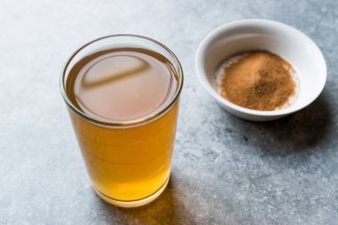 Bitkisel çay tozu mide mide sorunu için konsantre / limon aromalı. Sağlık için organik içecek.