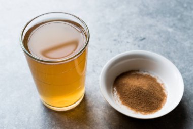 Bitkisel çay tozu mide mide sorunu için konsantre / limon aromalı. Sağlık için organik içecek.