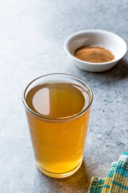 Bitkisel çay tozu mide mide sorunu için konsantre / limon aromalı. Sağlık için organik içecek.