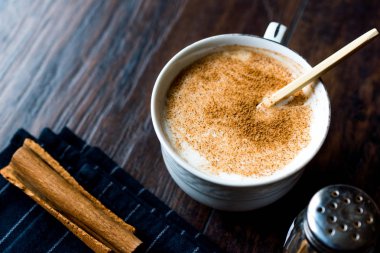 Türk Salep veya tarçın ile Sahlep / Noel yumurta likörü. Geleneksel organik içecek.