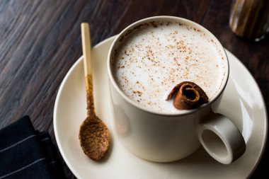 Türk Salep veya tarçın ile Sahlep / Noel yumurta likörü. Geleneksel organik içecek.