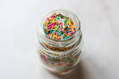 Renkli şeker Sprinkles cam şişe, kavanoz. Şekerlemeler.