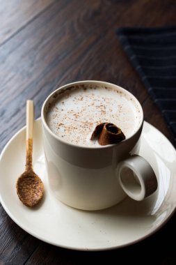 Türk Salep veya tarçın ile Sahlep / Noel yumurta likörü. Geleneksel organik içecek.