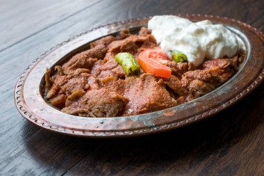 iskender döner / antika bakır Plate.Organic gıda yoğurtlu geleneksel yemek.