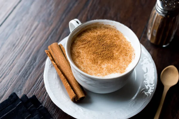 Turkish Salep Atau Sahlep Dengan Tongkat Kayu Manis Eggnog Natal — Stok Foto