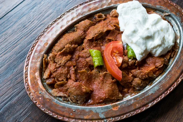 Iskender Doner Türkisches Traditionelles Essen Mit Joghurt Auf Antikem Kupferteller — Stockfoto
