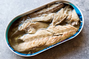 Teneke içinde Konserve uskumru fileto. Organik su ürünleri.