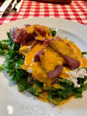 Pastırma ve salata ile yumurta Benedict Restaurant, kahvaltı için hizmet. Geleneksel gıda.