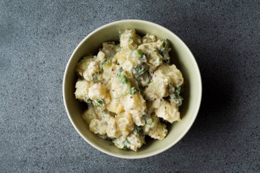 Mayonez, hardal tohumu ile geleneksel Alman tarzı patates salatası / yerkenbu. Organik gıda.