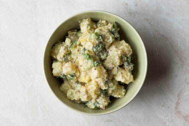 Mayonez, hardal tohumu ile geleneksel Alman tarzı patates salatası / yerkenbu. Organik gıda.