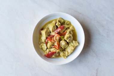 Tavuk köri Suace Murgh Makhani ile ihale meme, krem, tatlım tereyağı ve tereyağı. Organik gıda.