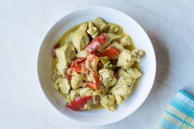 Tavuk köri Suace Murgh Makhani ile ihale meme, krem, tatlım tereyağı ve tereyağı. Organik gıda.